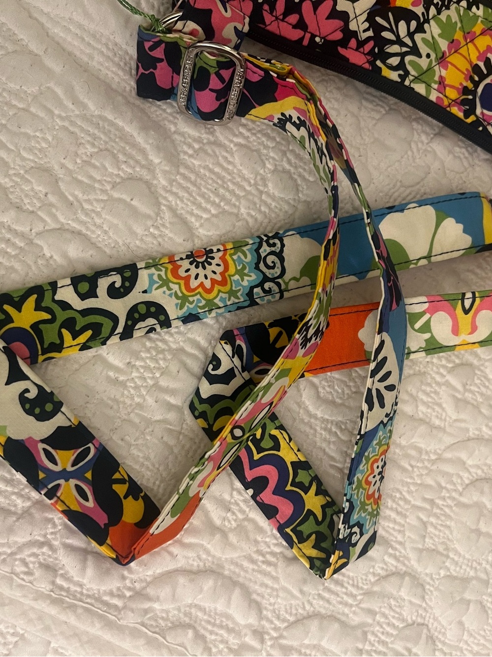 ***** *NWT- Vera Bradley Quilted Multicolor Rio pattern Crossbody Hipster Bag - Picture 3 of 6